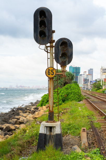 斯里兰卡的旧锈铁路灯图片下载