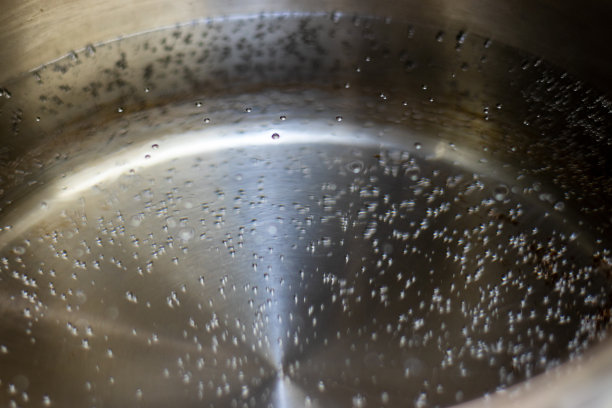 在锅底开始蒸发的水图片下载