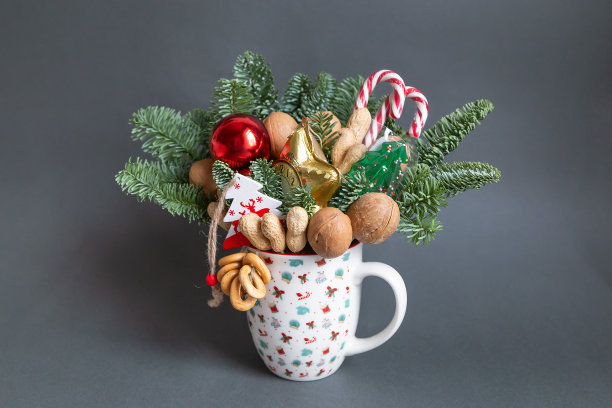 圣诞可食用花束，用坚果、糖果、贵族和圣诞装饰装在杯子里图片下载