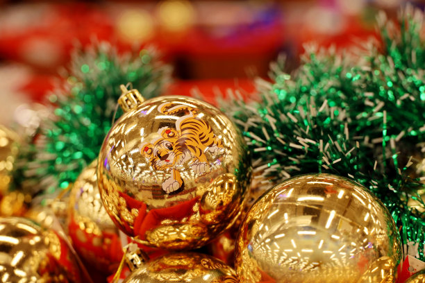 圣诞玩具球在一个篮子里的老虎-象征2022年图片下载