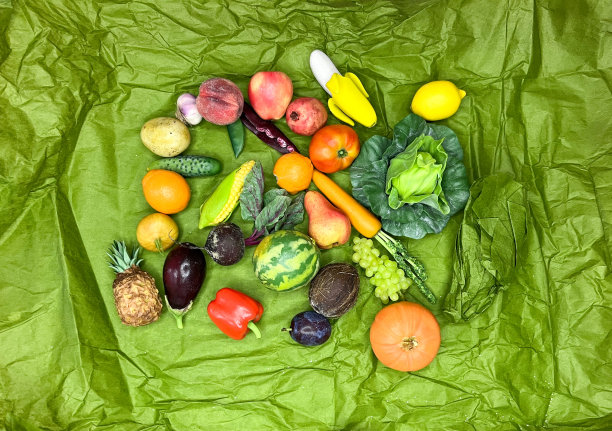 迷你蔬菜和水果混合在一个孤立的背景图片下载