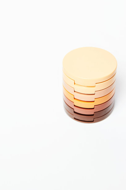 眼影调色板在圆柱形盒子和孤立的白色背景。图片下载