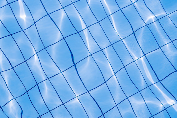 清晰的水面。蓝色波浪纹理，池水背景。摘要夏季海型。图片下载