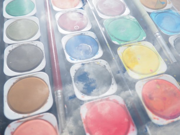 水彩画一套不同颜色的水彩画。色彩鲜艳的圆形容器。绘画课和劳动课的工具。云的双重曝光图片下载