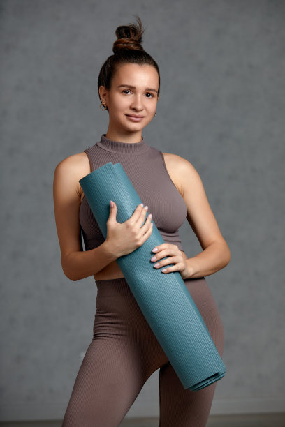 怀孕、瑜伽、人与健康的生活方式理念——快乐孕妇在家冥想图片下载