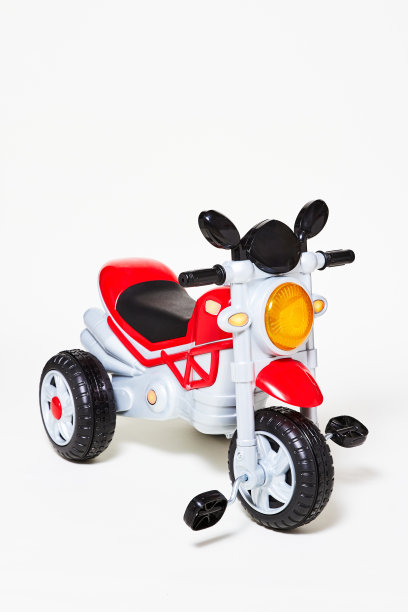 婴儿和蹒跚学步的孩子骑在白色玩具车上隔离。图片下载