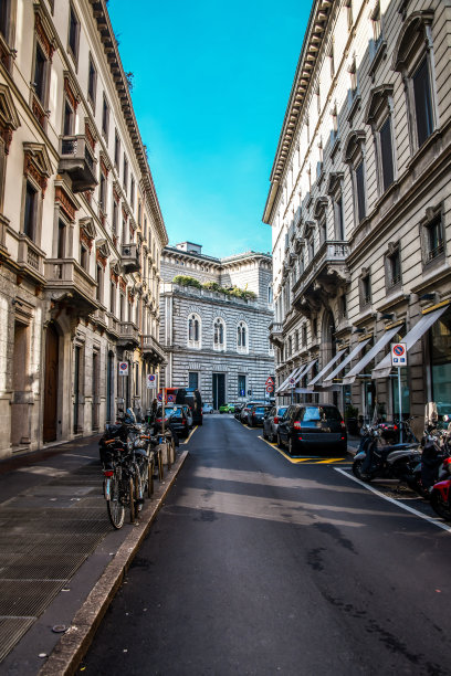 意大利米兰，许多车辆停在街道上图片下载