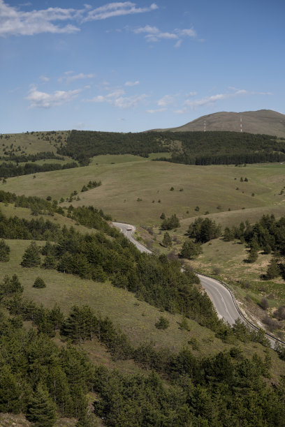 从缆车上拍摄的山路照片。图片下载