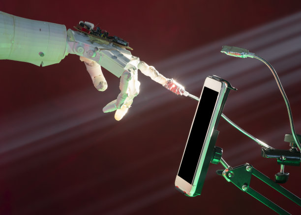 仿人机器人手使用数码平板的照片图片下载