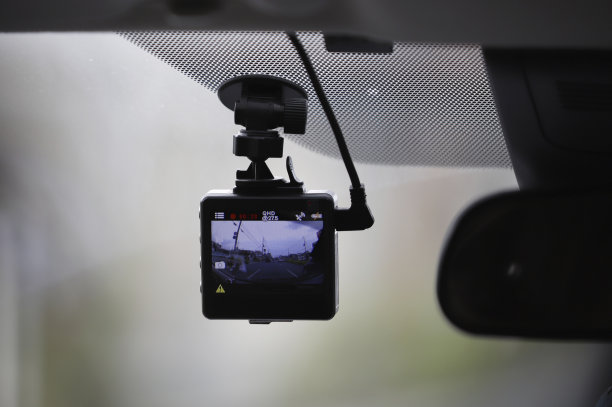安装在挡风玻璃上的车载摄像头图片下载