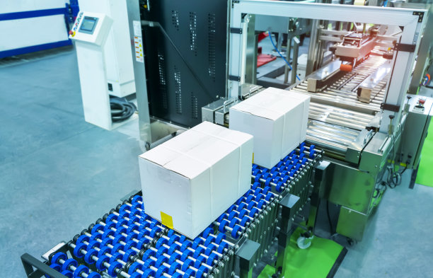 生产线配有自动输送带，工业轨道。图片下载