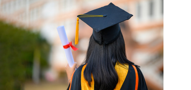 毕业生戴着黑帽子拿着大学毕业证书，向概念教育祝贺。毕业典礼，祝贺大学毕业生。图片下载