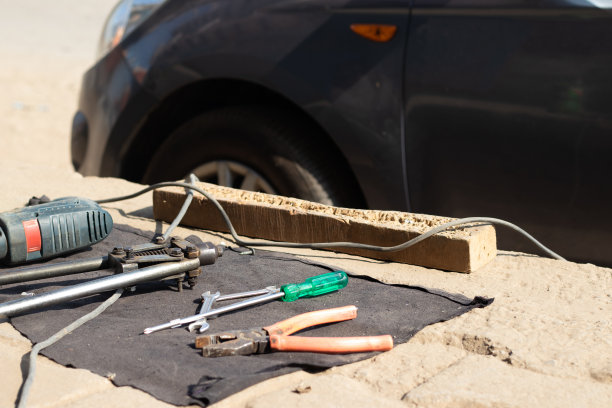 机械工具和设备，如钳子螺丝起子，扳手或扳手，铆枪和钻孔机在汽车机修厂的高安全登记号码牌安装和修理图片下载