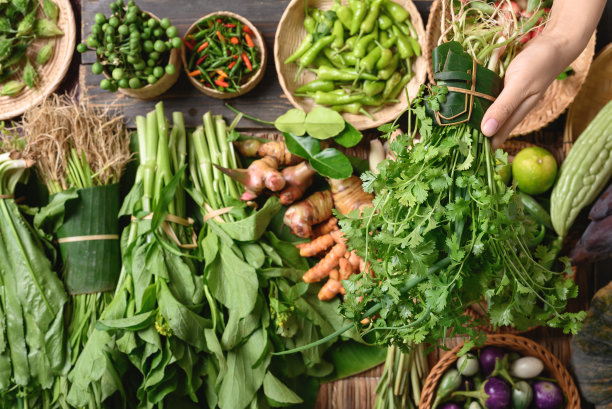 有机东南亚蔬菜和香料本地农贸市场，泰国北部图片下载