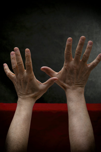 男性张开手掌向上举图片下载