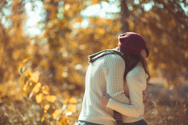 可爱的情侣在户外拥抱图片下载