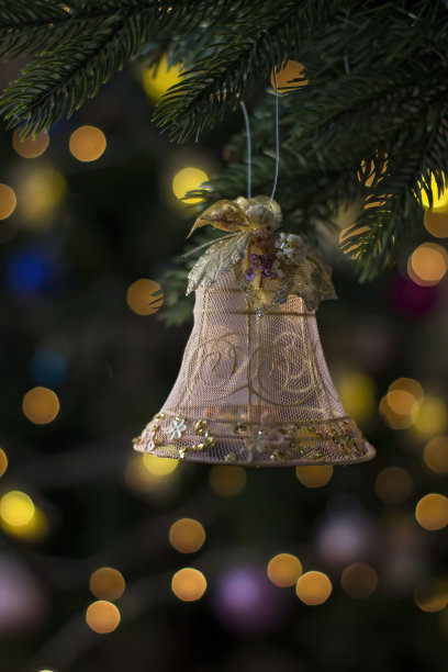 圣诞树上的铃铛玩具。节日的背景。图片下载