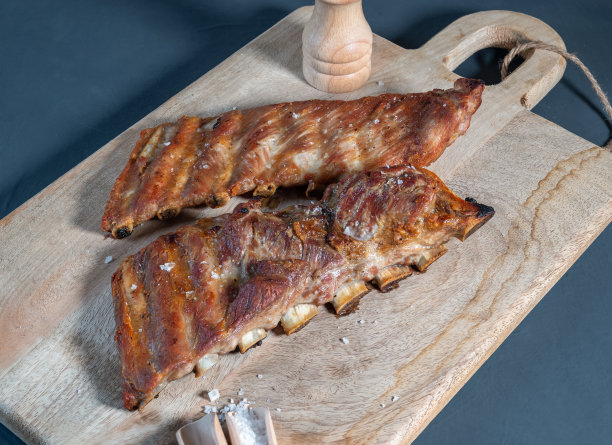 烤伊比利亚猪肋排在木制背景上图片下载