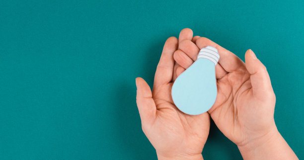 手握灯泡，创意概念，有新想法，头脑风暴，制定战略，创业图片下载