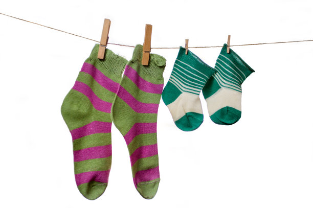大大小小的袜子都拴在绳子上晾干。图片下载