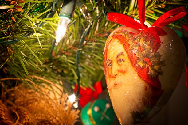 传统的心形圣尼古拉斯圣诞树装饰挂在冷杉树枝上图片下载