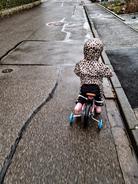 穿着豹纹工装裤的小女孩骑着平衡车图片下载