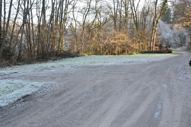 冰冻砾石停车场图片下载