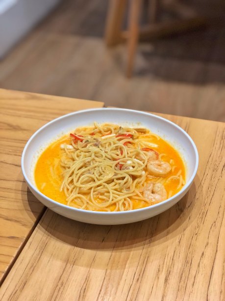 意大利面配虾和肉汤图片下载