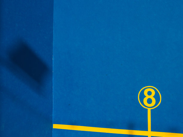 水泥蓝墙的墙是户外运动用的带有黄线的山墙图片下载