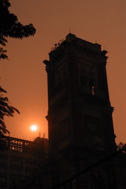 黄昏时分建筑塔楼的剪影图片下载