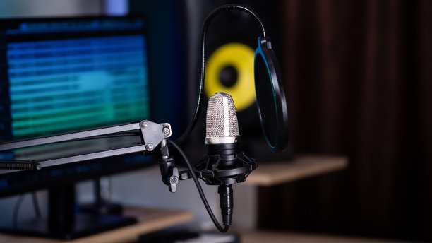 音乐工作室或广播工作室的专业麦克风。用于录音室录音的电容麦克风。图片下载