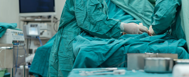 骨科医生在手术室里给病人做腿部手术。图片下载