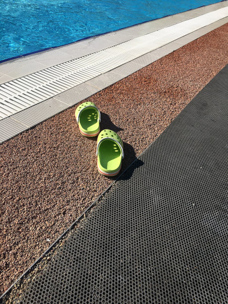 绿色的池子睡在池边图片下载