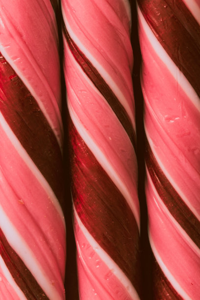 红色，白色和粉红色明亮甜蜜的圣诞糖果拐杖派对，完整的背景。新年糖果、糖果的特写照片。圣诞快乐竖旗图片下载