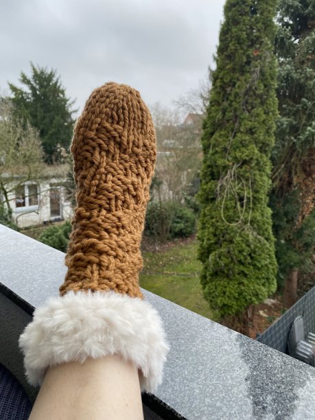 把脚放在阳台上图片下载