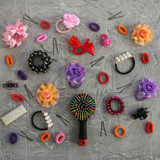灰色背景上不同的发夹。平的。前视图。图片下载