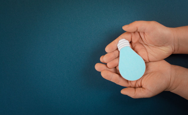 手握灯泡，创意概念，有新想法，头脑风暴，制定战略，创业图片下载