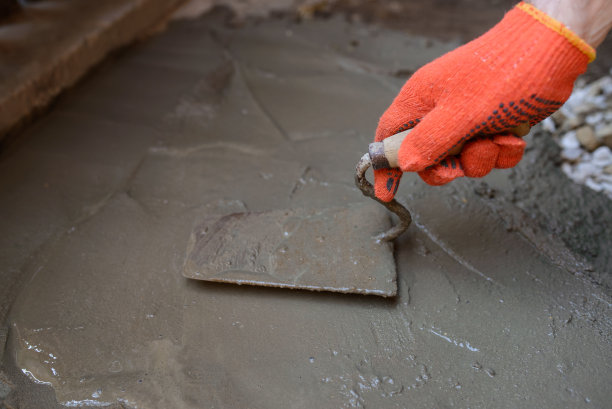 特写一个戴着防护手套的承包商的手图片下载