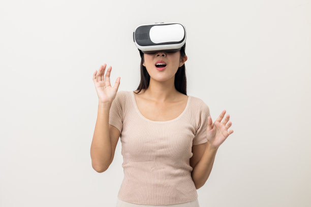 一名年轻的亚洲女性戴上vr眼镜进入虚拟模拟世界。未来的科技网络世界。享受虚拟世界的体验有吸引力的亚洲女人在孤立的白色背景图片下载