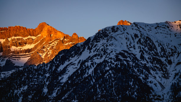 山间的日落。瑞士的风景。宁静的场景。图片下载