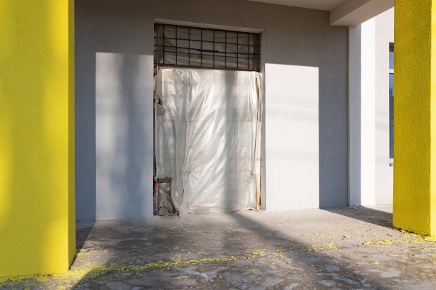 由于经济危机，未完工的商业建筑被关闭图片下载