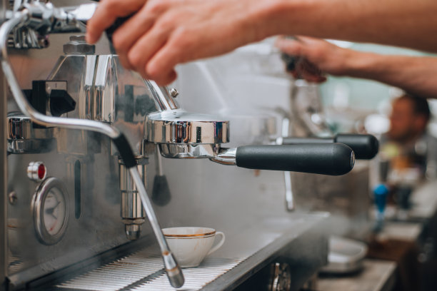 从咖啡机中煮热咖啡的过程图片下载