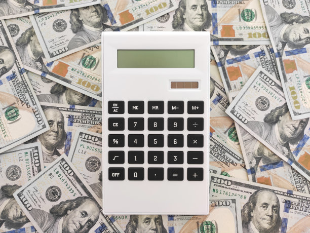计算器上的100美元钞票的背景图片下载