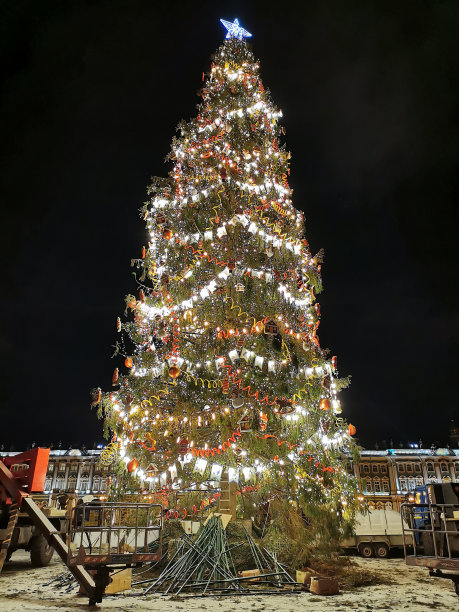 圣彼得堡宫殿广场上的圣诞树，已完成收集，并以复古风格装饰图片下载