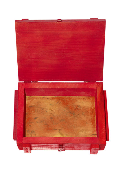 打开红色木盒弹药隔离在白色背景图片下载