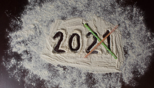 即将离任的2021年照片的抽象背景。画出面粉，划掉年份。俯视图图片下载