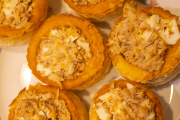 卷au vent塞满了奶油海鲜奶油查卡和金枪鱼安排在一个盘子上分发图片下载