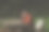 成熟的工人男人坐在一个木凳上，在公园的户外森林的桌子上独自工作。背包和笔记本电脑与现代人忙于工作联系的活动图片下载