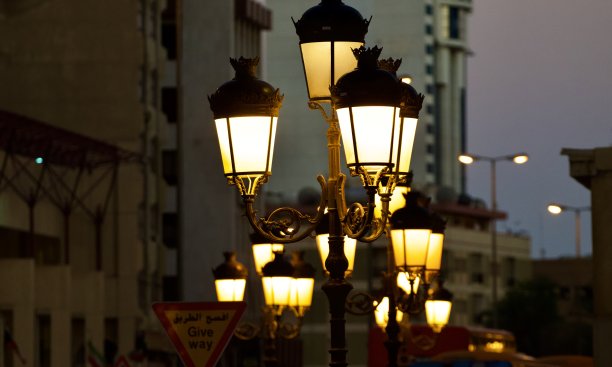 科威特科威特市夜间照明路灯的特写镜头图片下载