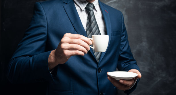商人端着一杯咖啡图片下载